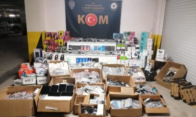 Piyasa değeri yaklaşık 3 milyon lira olan kaçak elektronik ürün ele geçirildi