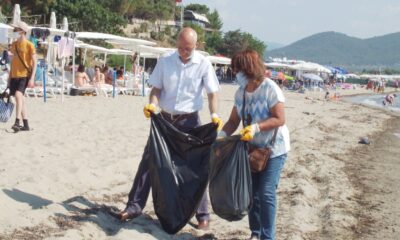 Plajdan onlarca torba çöp topladılar