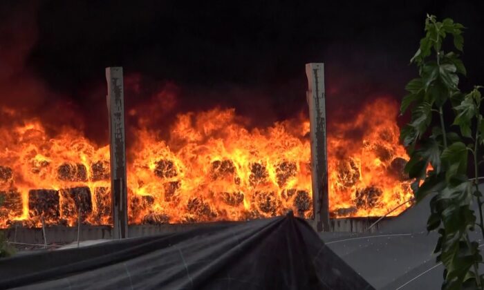Plastik geri dönüşüm fabrikasındaki yangın sürüyor
