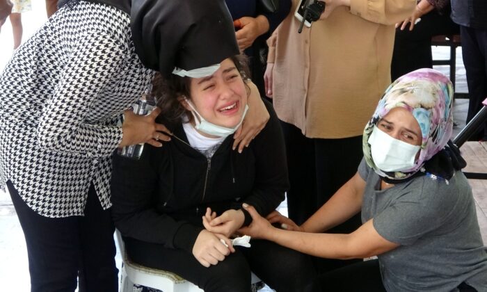 Polis babasının tabutuna “babam” diyerek koşup feryat etti