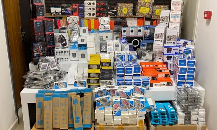 Polis binlerce adet gümrük kaçağı cep telefonu aksesuarı ele geçirdi