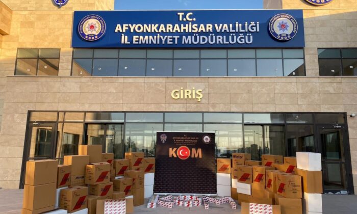 Polis kamyonette 840 bin adet gümrük kaçağı makaron ele geçirdi