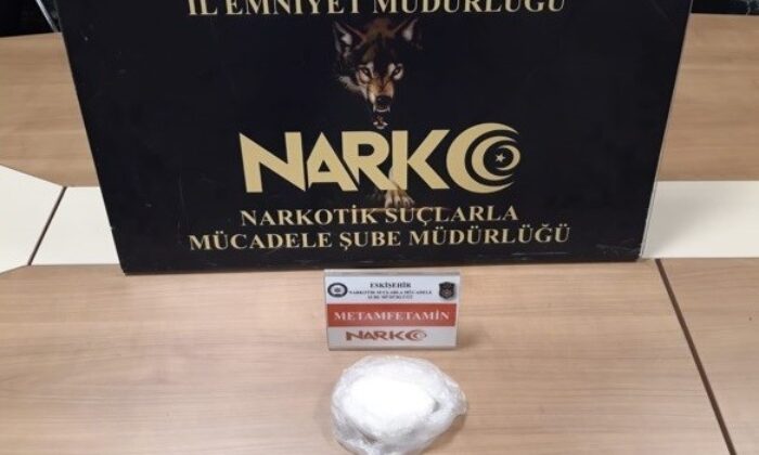 Polis sokak satıcılarının ensesinde