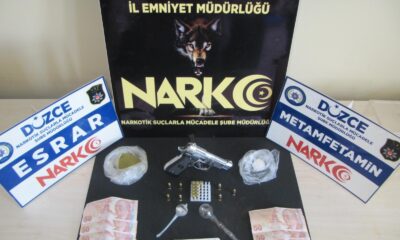 Polis uyuşturucu satıcısının evine baskın yaptı