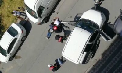 Polis yere dökülen uyuşturucuyu süpürge ve kürek ile topladı