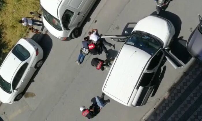 Polis yere dökülen uyuşturucuyu süpürge ve kürek ile topladı