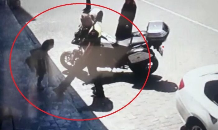 Polisin ayağına basan kız çocuğunun ilginç görüntüsü kamerada