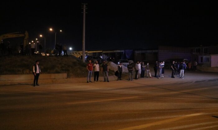 Polisin kaza yerinde seyirci vatandaşla zorlu imtihanı
