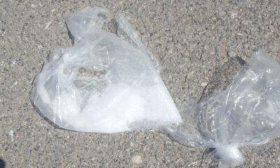 Polisin kovalamacasında uyuşturucuları yola atıp gözden kayboldu