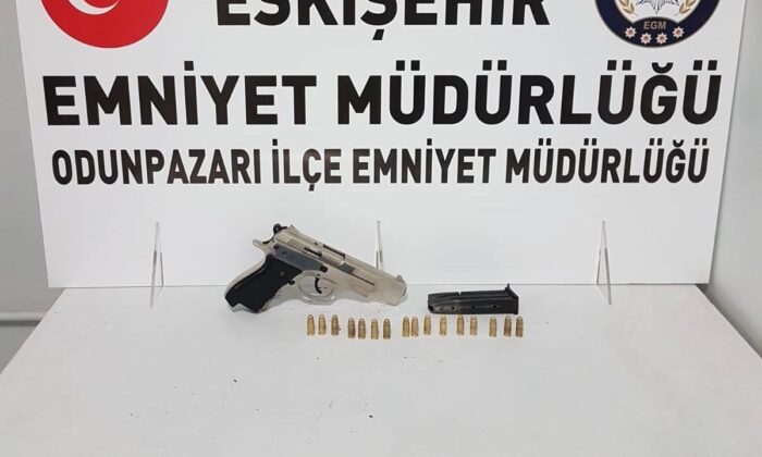 Polisin şüphelenip durdurduğu şahsın üzerinden tabanca ve mermi çıktı