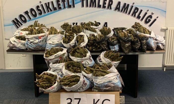Polisin yaptığı üst aramasında çıkan anahtarda yazılı adreste 37 kilogram esrar yakalandı
