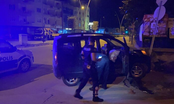 Polisten kaçarken mezarlık duvarına çarptı