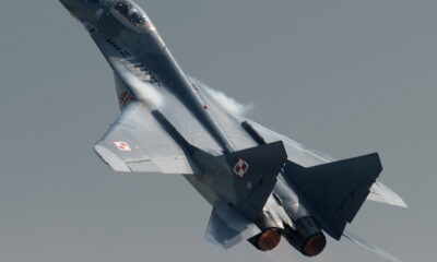 Polonya’da eğitim uçuşu yapan savaş uçakları yanlışlıkla birbirini vurdu iddiası