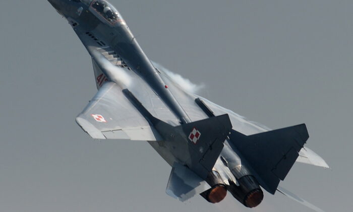 Polonya’da eğitim uçuşu yapan savaş uçakları yanlışlıkla birbirini vurdu iddiası