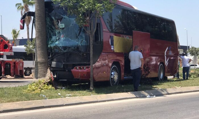 Refüjdeki ağaca çarpan yolcu otobüsünün sürücüsü öldü