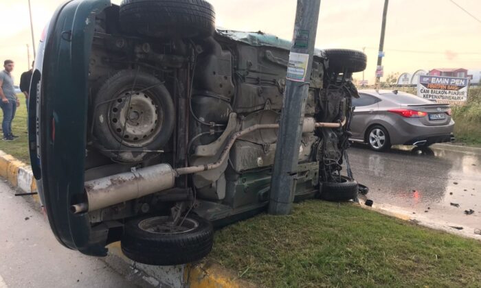 Refüje çarpan otomobil yan yattı: 2 yaralı