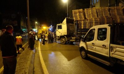 Refüje çıkarak tabelaya çarptı:  1 yaralı