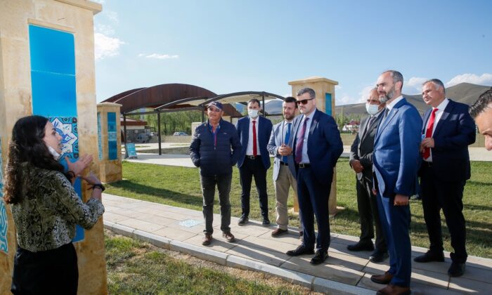 Rektör Türkmen, Gençlik ve Spor Bakanlığı ve Gazi Üniversitesi heyetleri ile birlikte Kenan Yavuz Etnografya Müzesini ziyaret etti