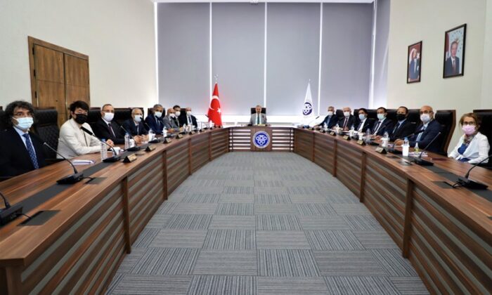 Rektörlüğün yeni binasında ilk yönetim kurulu toplantısı yapıldı