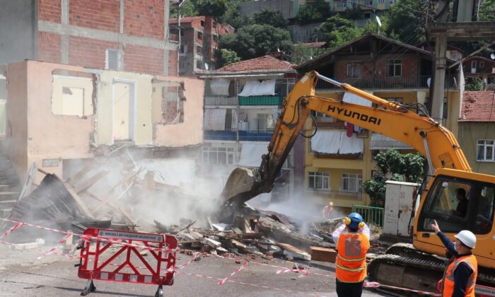 Riskli alan ilan edilen mahallede kepçenin dokunduğu ev yerle bir oldu
