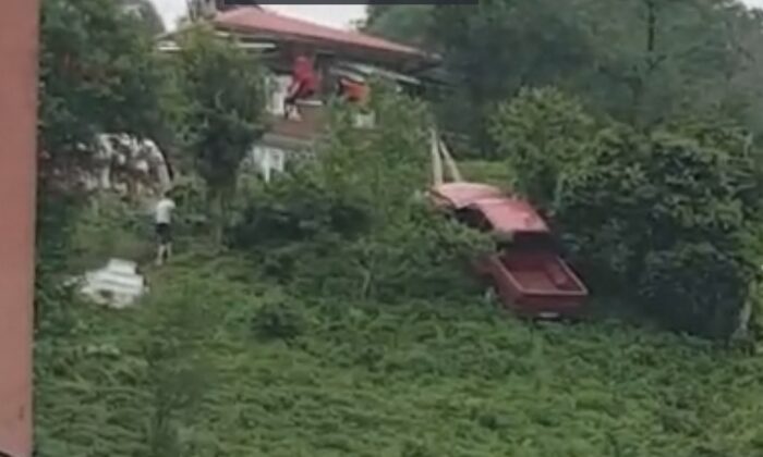 Rize’de el freni boşalan araç çay bahçesine uçtu