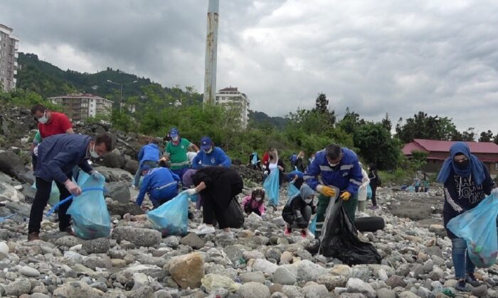 Rizeliler Dünya Çevre Günü kapsamında sahili baştan aşağı temizlediler