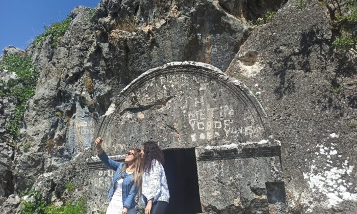 Roma döneminden kalan Kaya mezarlarına yoğun ilgi