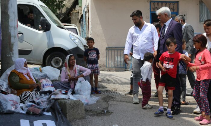 Roman mahallelerini tek tek gezip oy istiyor