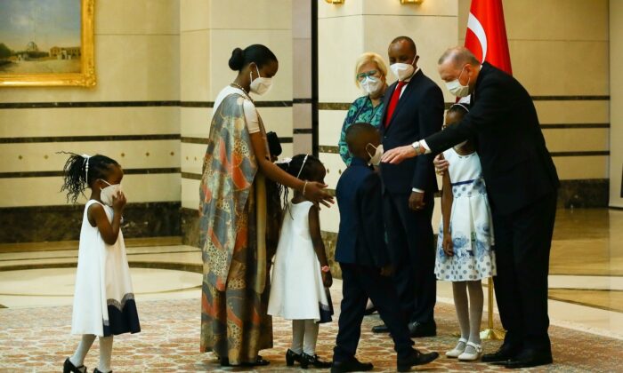 Ruanda Büyükelçisi Mironko, Cumhurbaşkanı Erdoğan’a güven mektubu sundu