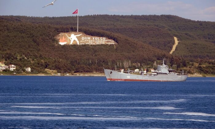 Rus savaş gemileri peş peşe Çanakkale Boğazı’ndan geçti