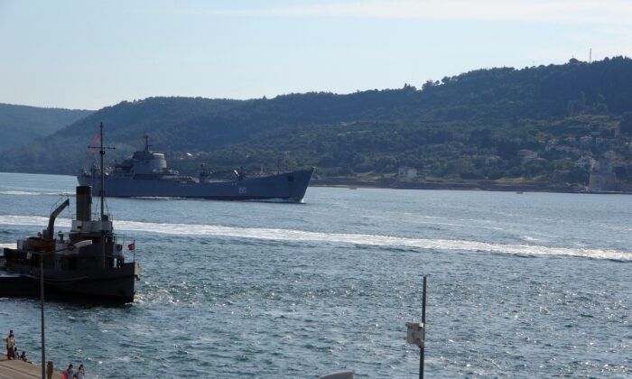 Rus savaş gemisi ’Saratov’ Çanakkale Boğazı’ndan geçti