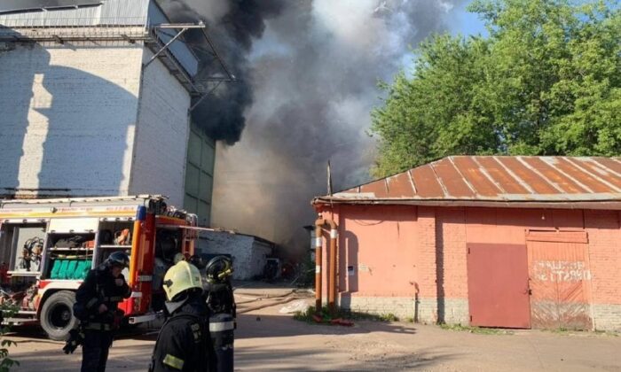 Rusya’da havai fişek deposundaki yangın helikopterlerle söndürüldü