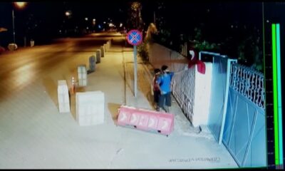 Rüzgarda katlanan bayrağı düzeltip öptüler