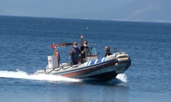 Rüzgarın devirdiği cankurtaran kulesinin altında kalan yaşlı adam yaralandı