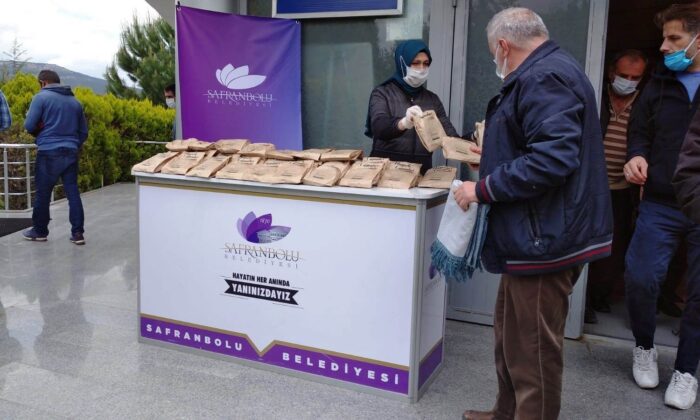 Safranbolu’da cuma namazı sonrası simit ikramı devam ediyor