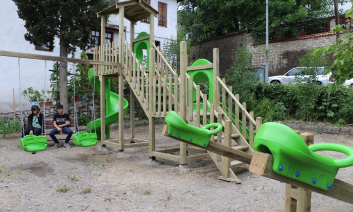 Safranbolu’da parklardaki oyun grupları yenileniyor