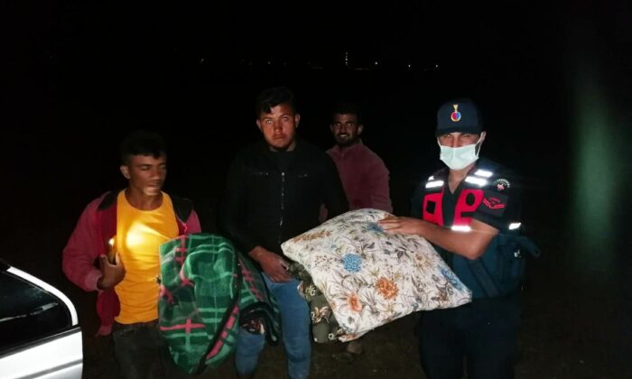 Sağanak mevsimlik işçilerin kaldığı çadırları kullanılmaz hale getirdi