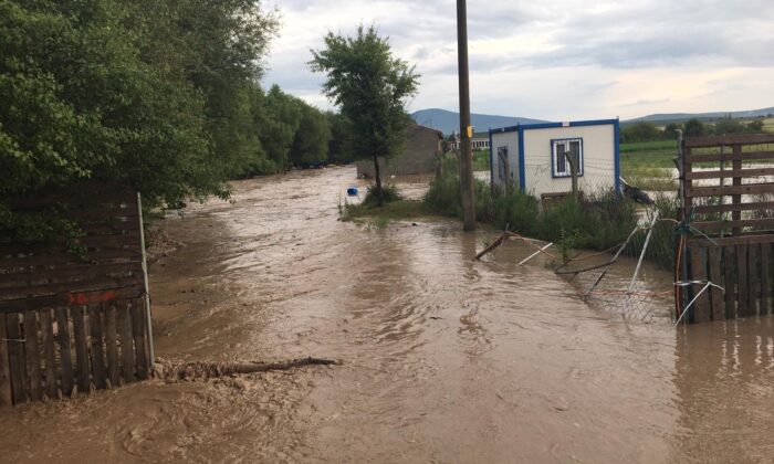 Sağanak yağış ilçeleri de vurdu