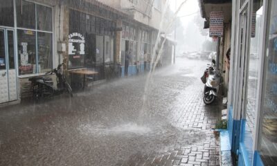 Sağanak yağış Kula’da sokakları göle çevirdi