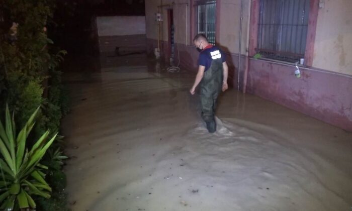 Sağanak yağış su baskınlarına neden oldu