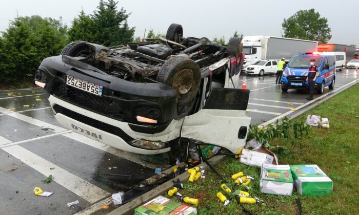 Sağanak yağıştan kayan minibüs takla attı: 2 yaralı