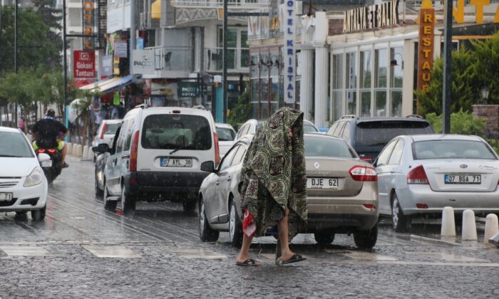 Sağanak yağmura sahilde yakalanıp kaçacak yer aradılar