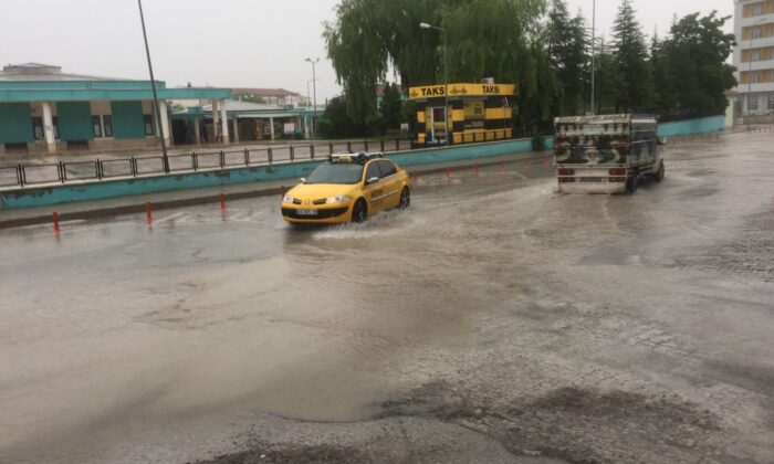 Sağanak yağmurda suyla dolan altgeçitte otomobil mahsur kaldı