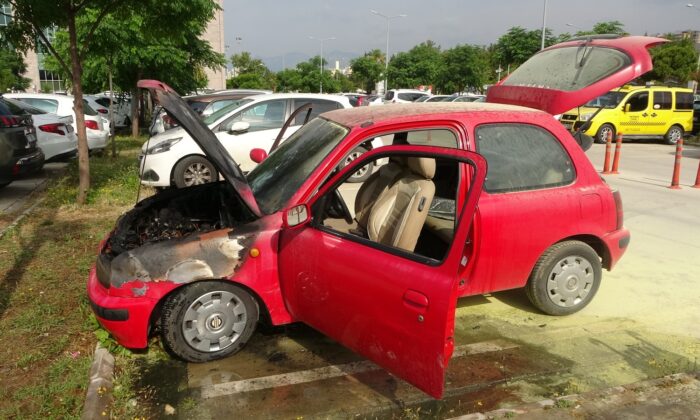 Sağlık çalışanının hastane bahçesine park ettiği araç yandı