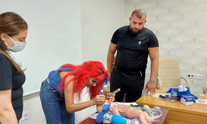 Sağlık çalışanlarına yenidoğan canlandırma eğitimi