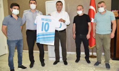 Sağlık çalışanlarından Müdür Sünnetçioğlu’na forma