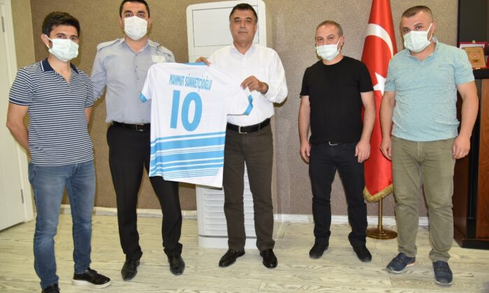 Sağlık çalışanlarından Müdür Sünnetçioğlu’na forma