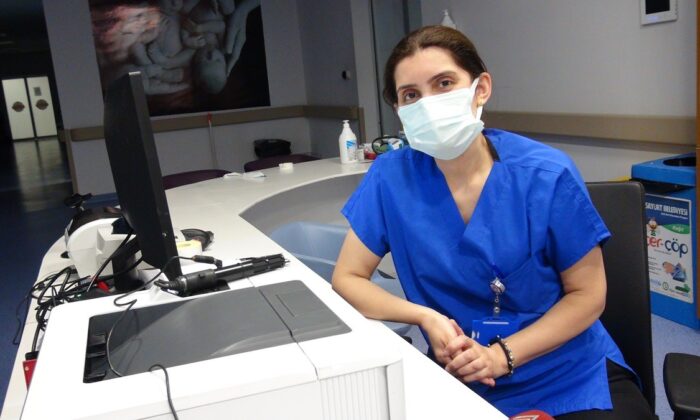 Sağlıkçı kadın Covid-19 hikayesini ağlayarak anlattı