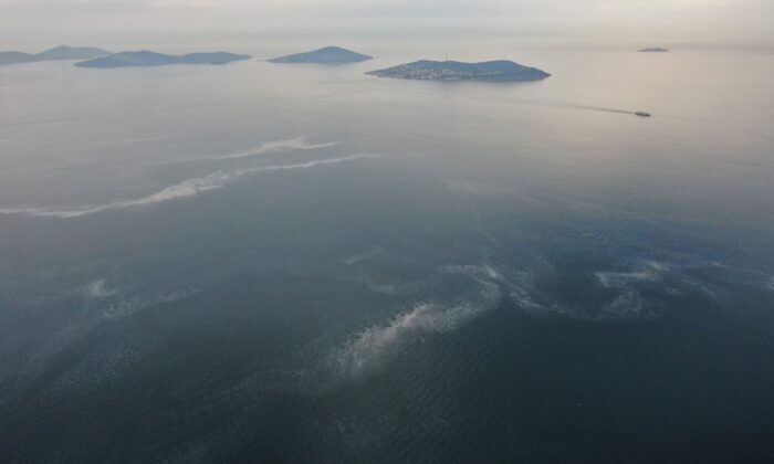 Sahilden adalara uzanan müsilaj tabakası drone ile görüntülendi