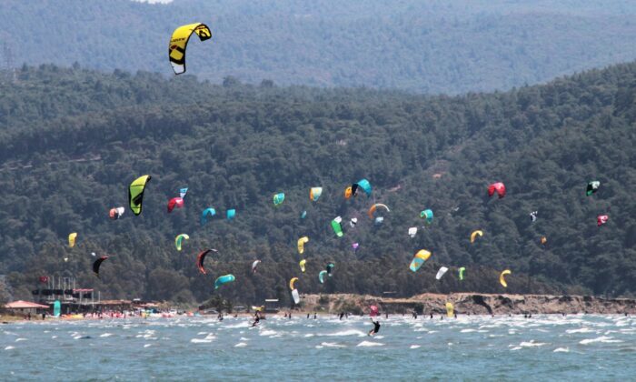 Sahiller sörfçülere kaldı